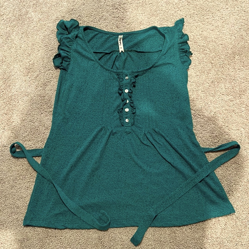 Chic top with belts